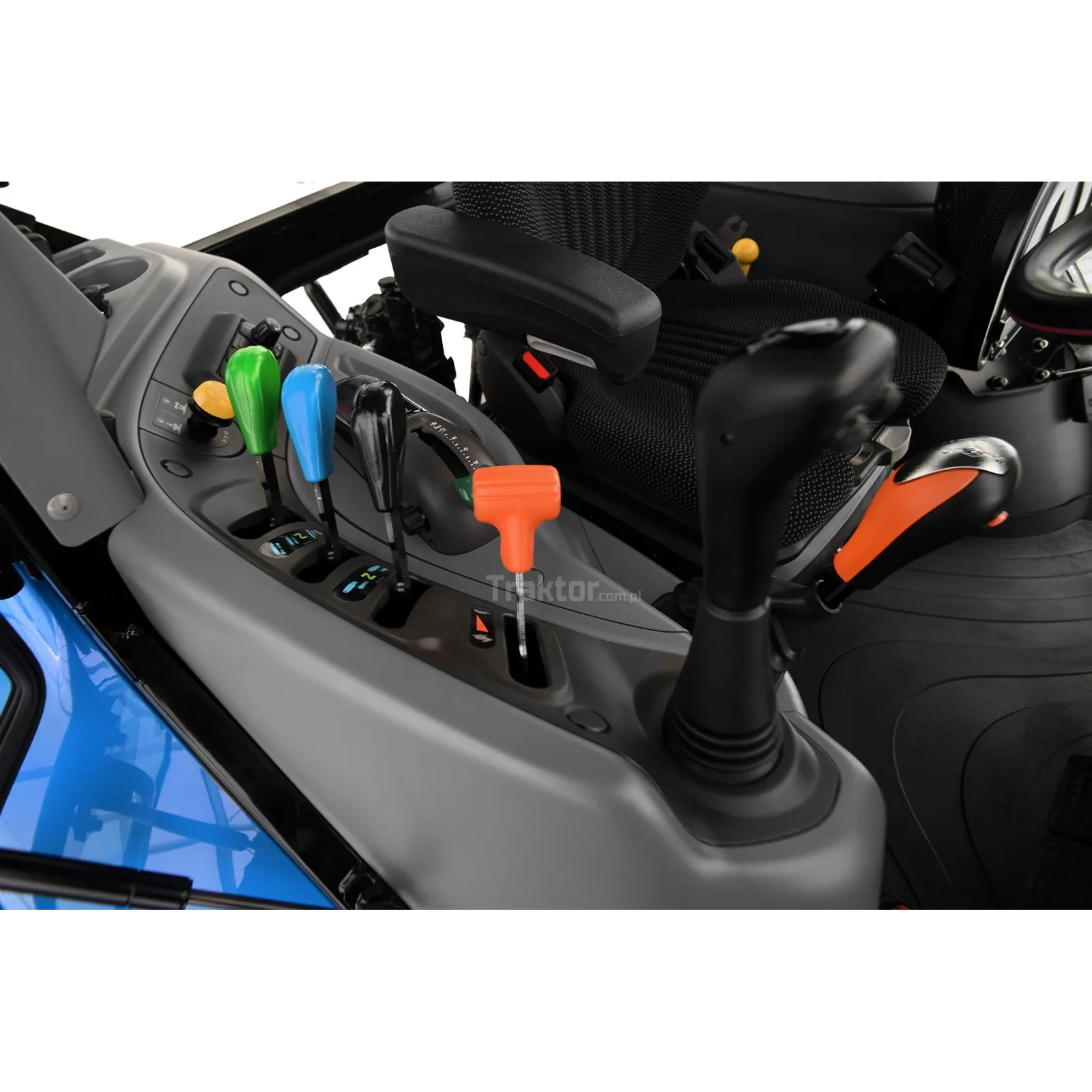 ls-tractor-mt7101-pst-4x4-101-km-cab-ehl-auto (10)