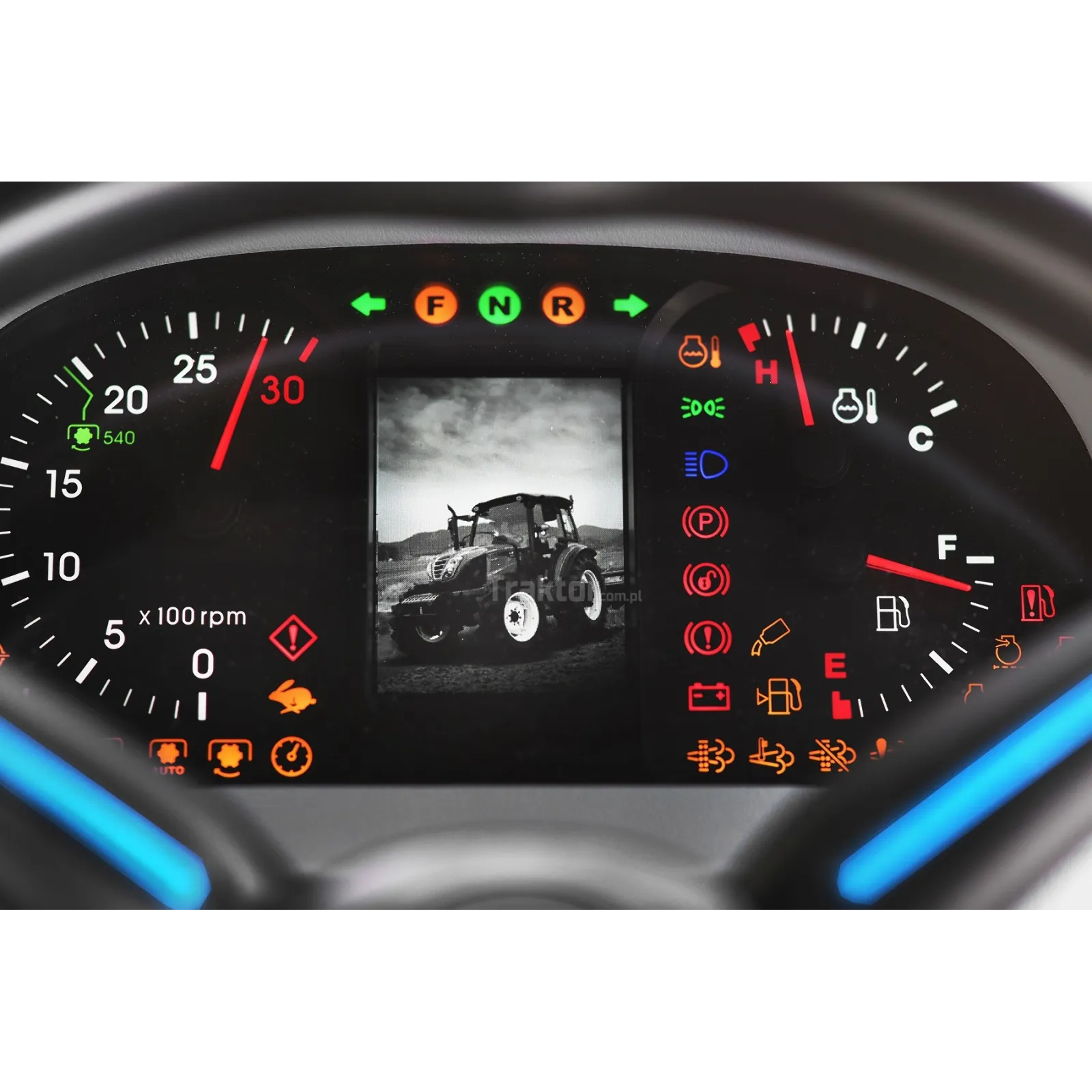 ls-tractor-mt7101-pst-4x4-101-km-cab-ehl-auto (8)