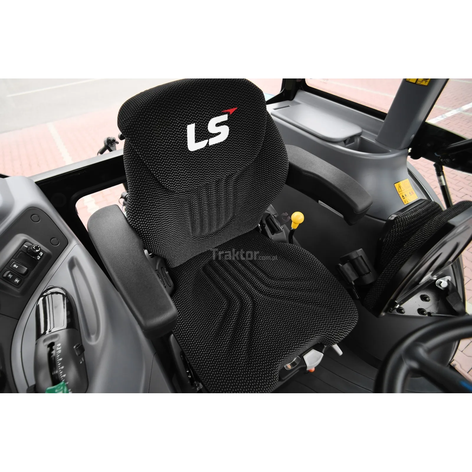 ls-tractor-mt7101-pst-4x4-101-km-cab-ehl-auto (9)